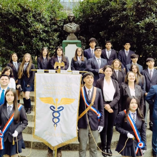 Orgullo y Compromiso: Estudiantes y Docentes Brillan en Desfile Cívico
